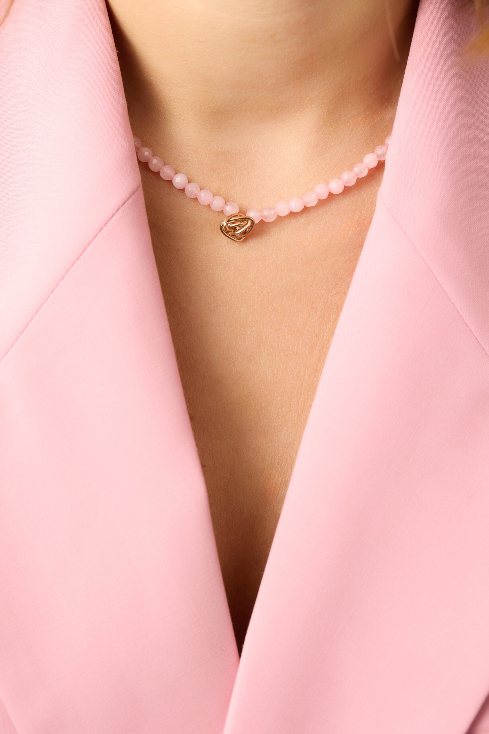 Ogrlica drago kamenje čvor